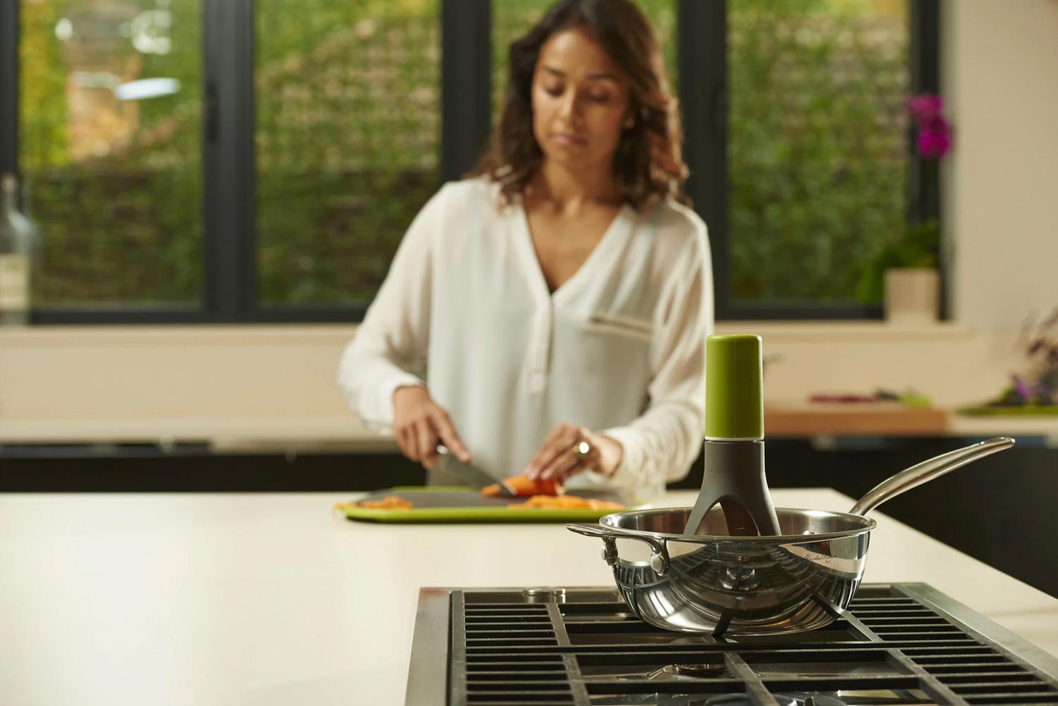 This Ingenious Self-Stirring Gadget Will Stir Your Sauces and Soups While  You Work On Other Things