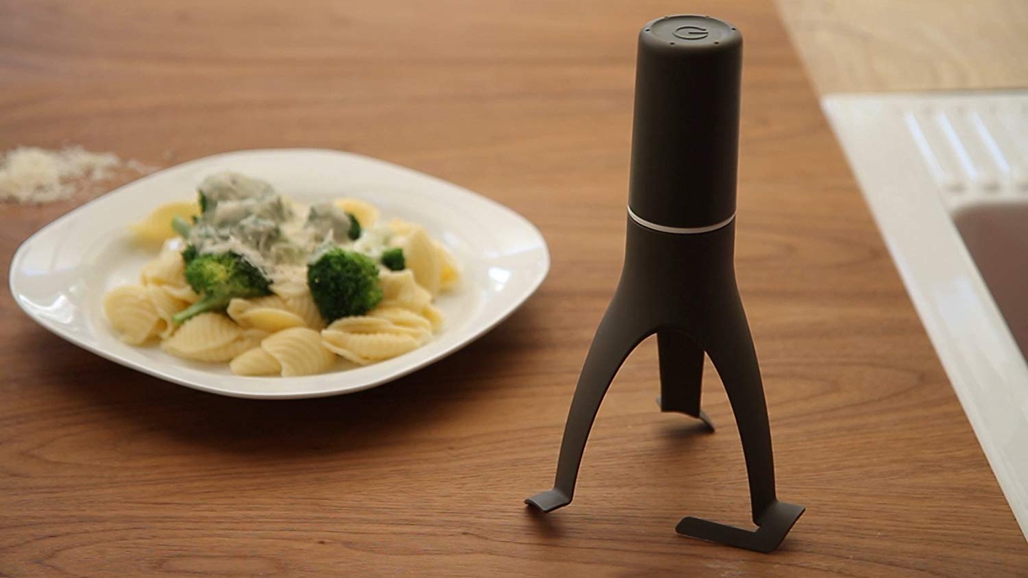 This Ingenious Self-Stirring Gadget Will Stir Your Sauces and Soups While  You Work On Other