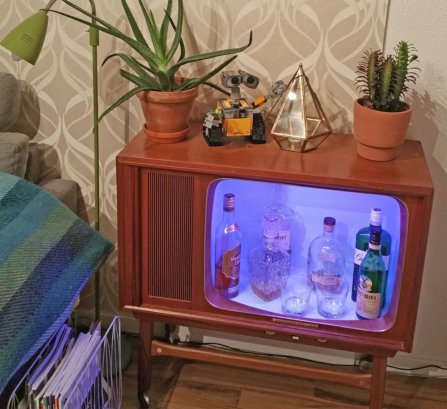 People Are Turning Old Vintage Tvs Into Liquor Cabinets And They Look Amazing