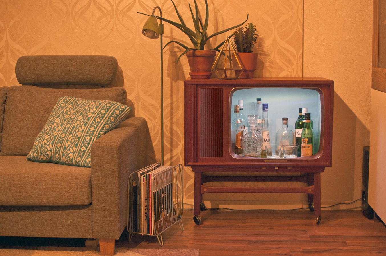 Vintage TV Liquor Cabinets - How to build diy retro television booze cabinet bar cart