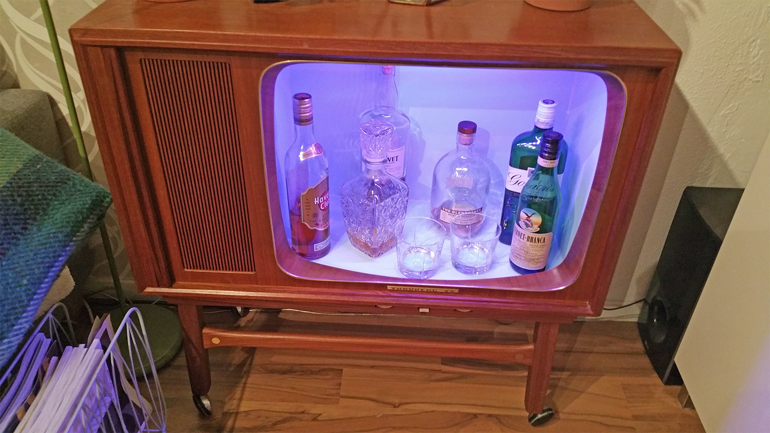 People Are Turning Old Vintage Tvs Into Liquor Cabinets And They Look Amazing