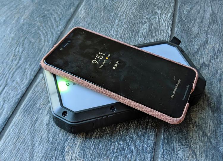 Wireless Charging Solar Powered Phone Charger Battery With Flashlight - Best solar phone charger