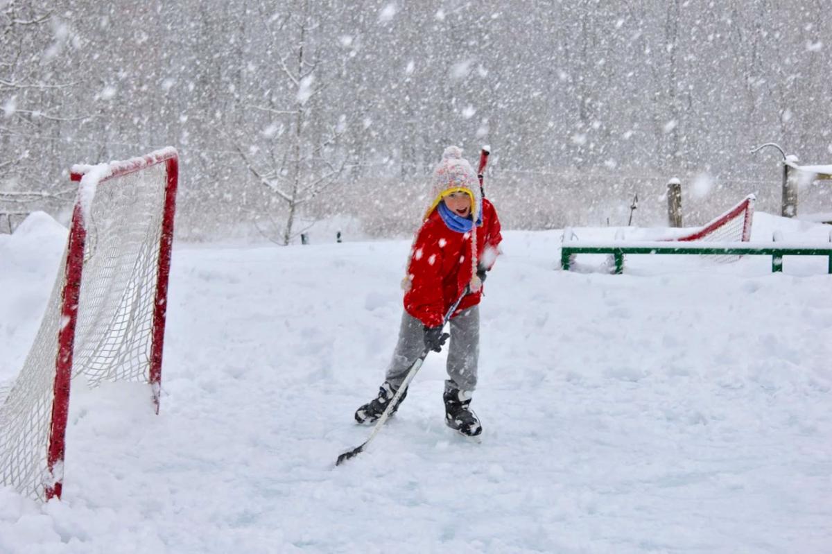 The EZ Ice Is a DIY Backyard Ice Rink That Sets Up In Just 60 Minutes