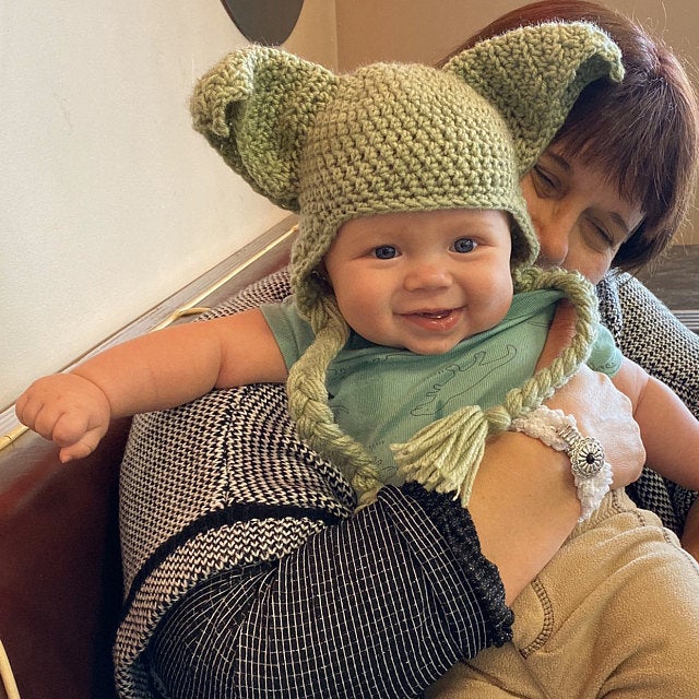 Baby yoda hot sale knitted hat