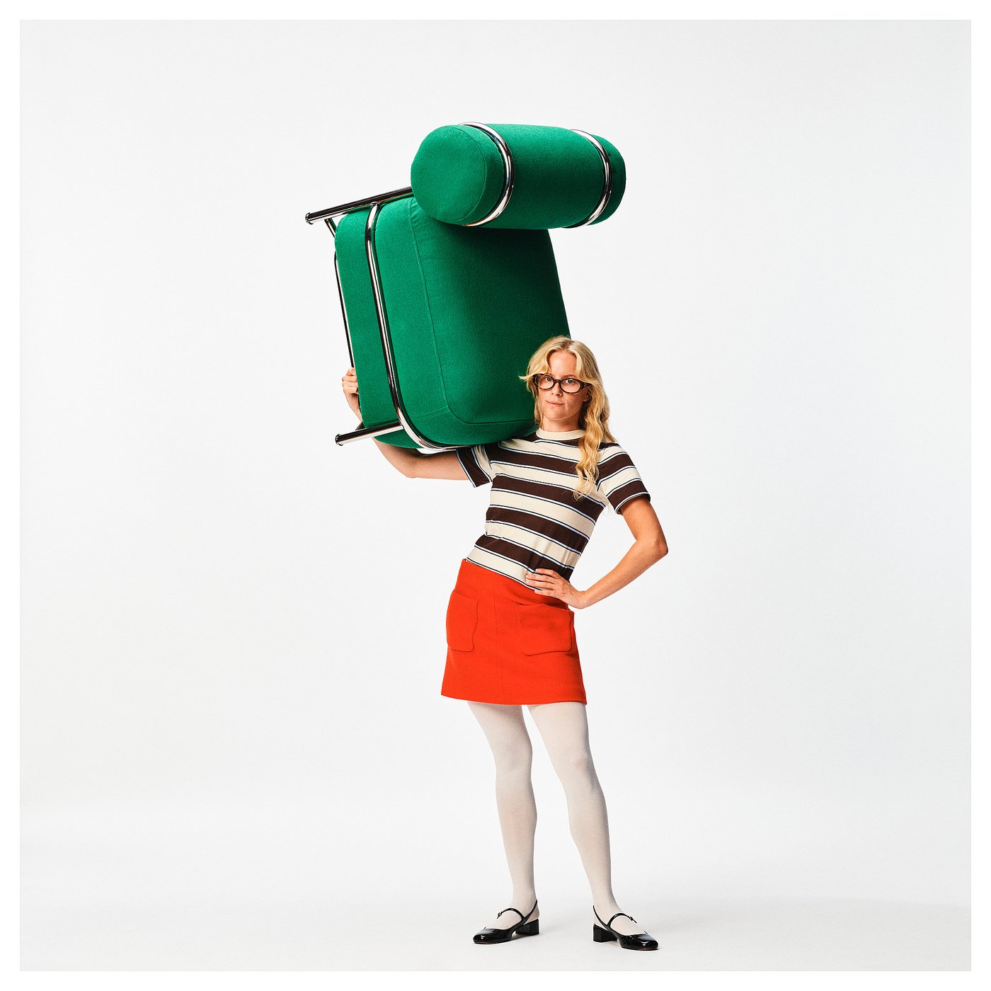 Person carrying the green inflatable IKEA armchair