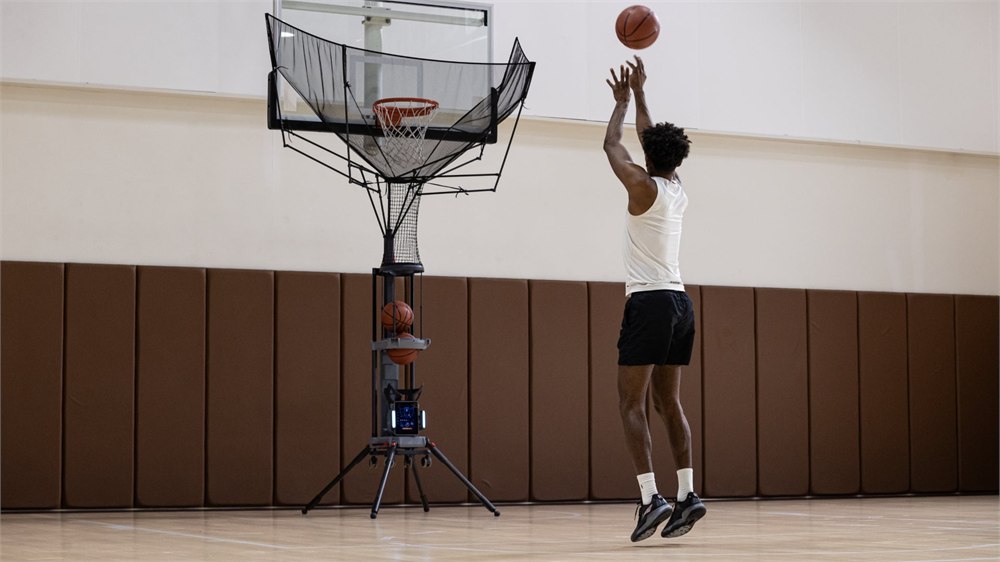 Basketball player shooting with the LUMISTAR CARRY training system