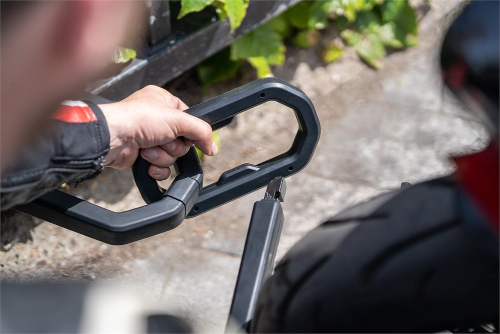 Hiplok L1000 LINK being looped onto a 1000 Series D lock