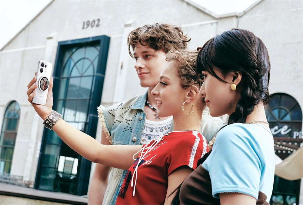 OPPO Bubble attached to a phone for rear camera selfie preview