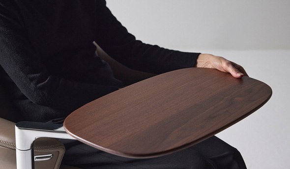 The Diffrient Lounge pivoting worksurface positioned beside the chair