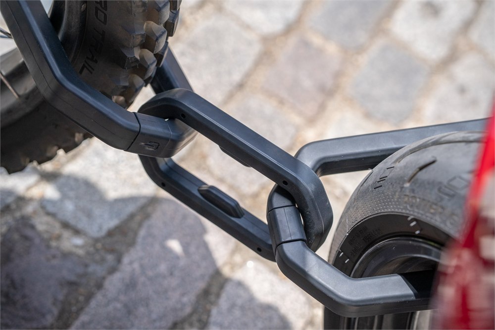 Hiplok L1000 LINK connecting two motorcycles together