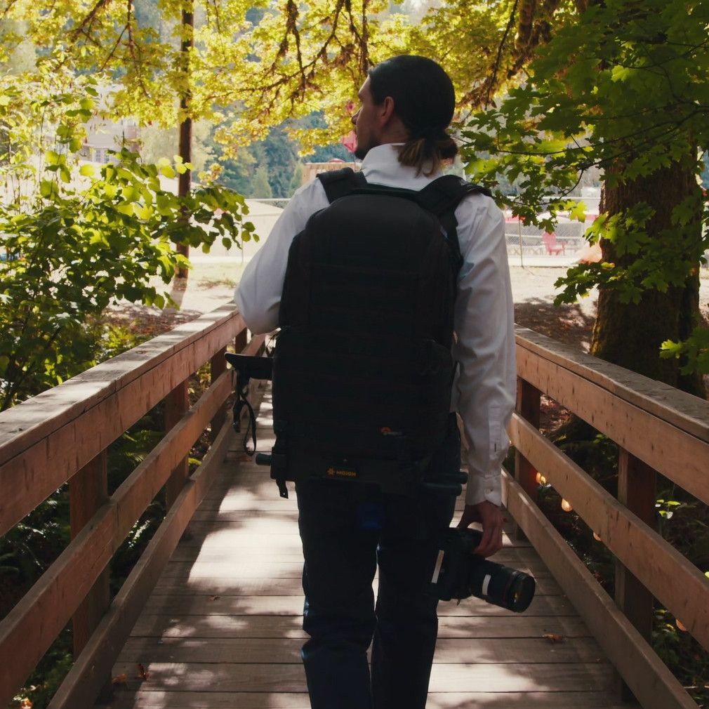 Mojoh Ryzer Go holding a camera bag upright on its legs