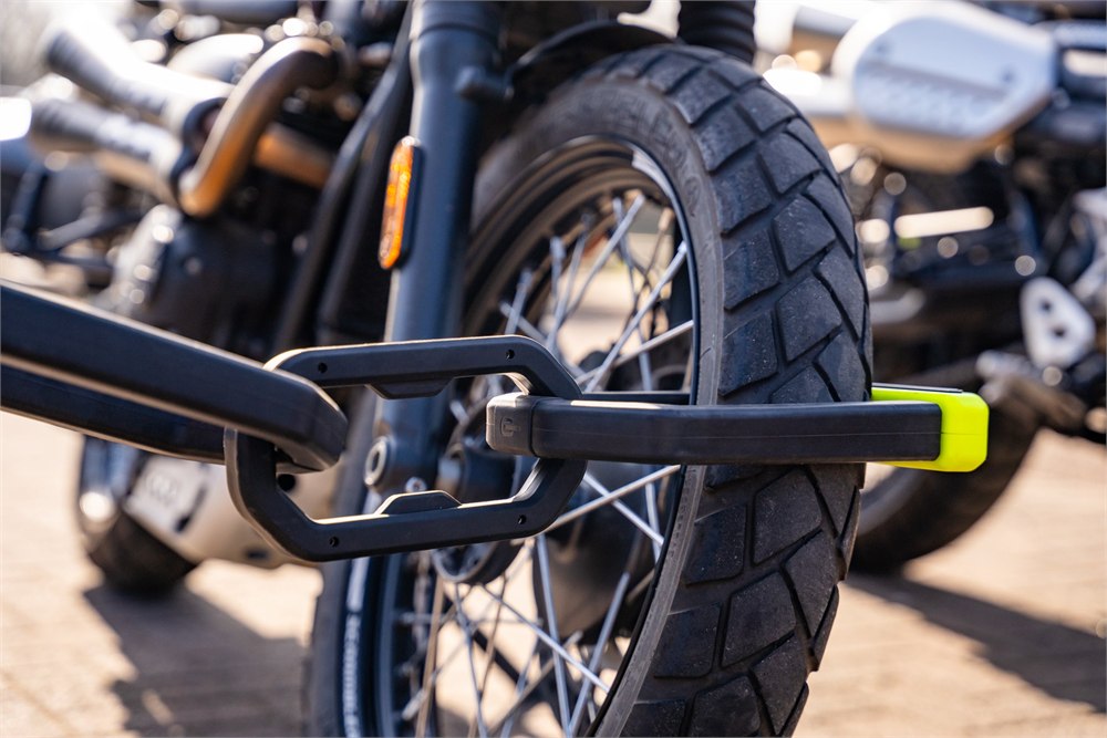 Hiplok L1000 LINK connected through a motorcycle front wheel