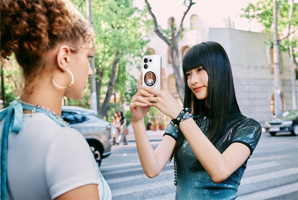 OPPO Bubble and phone used for a street selfie setup