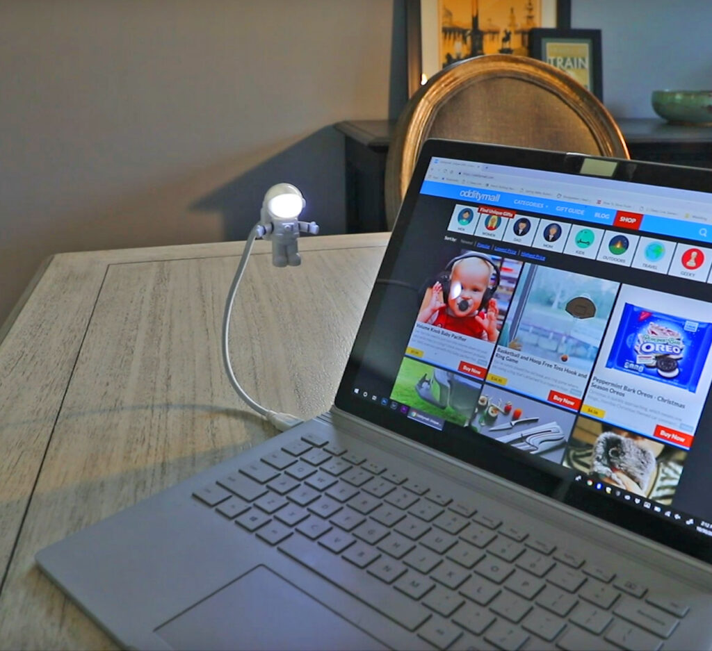 This Flexible USB Astronaut Light Is Perfect For Space Lovers