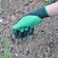 Garden Genie Gloves Have Built In Claws For Digging