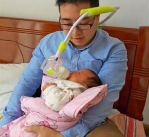 This Hands-Free Baby Bottle Holder Has a Flexible Arm To Make Your Life Easier