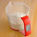 This Automatic Digital Measuring Cup Has a Built-In Food Scale