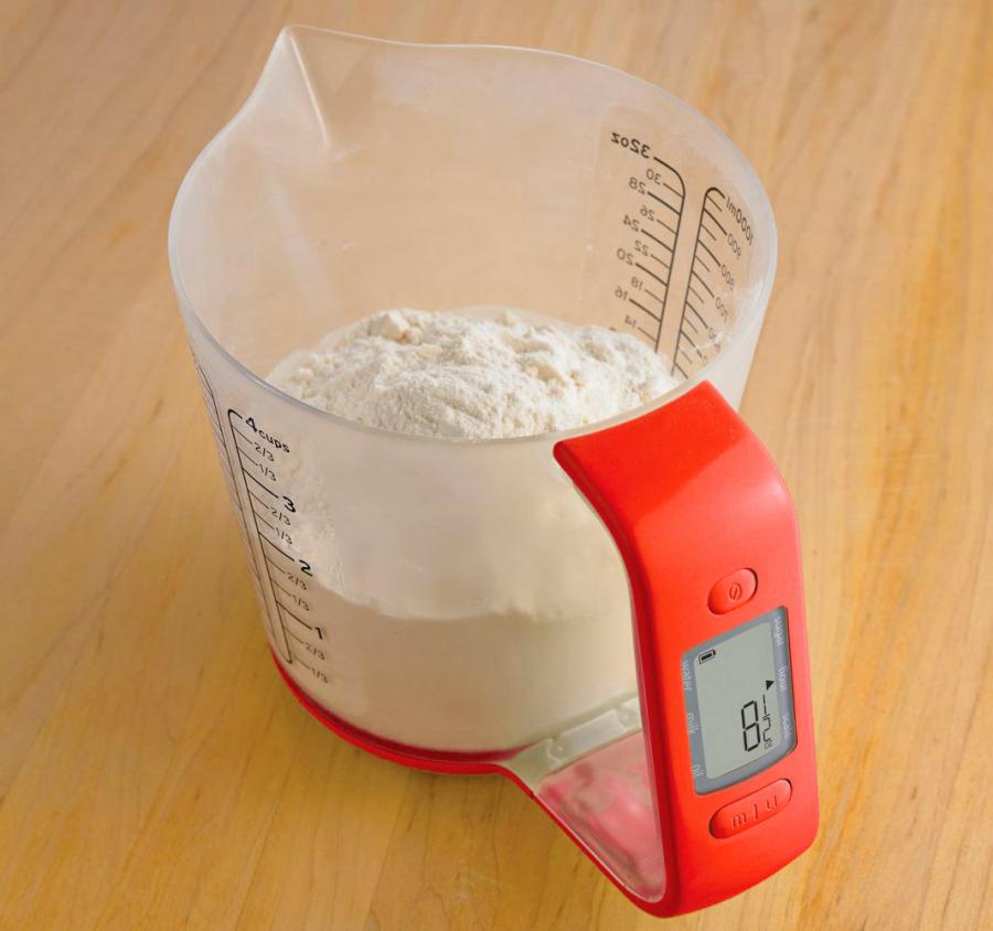 This Automatic Digital Measuring Cup Has a Built-In Food Scale