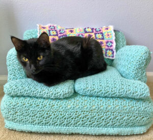 People Are Making Tiny Crochet Cat Couches, And We Can't Get Enough Of Them