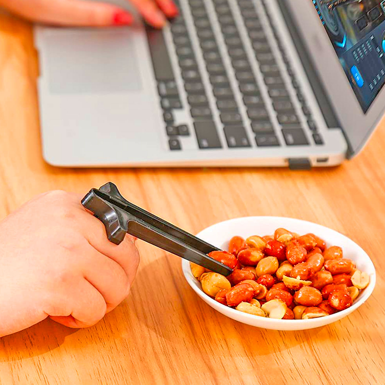 These Chip and Cheeto Grabber Finger Chopsticks Keep Your Fingers Clean ...