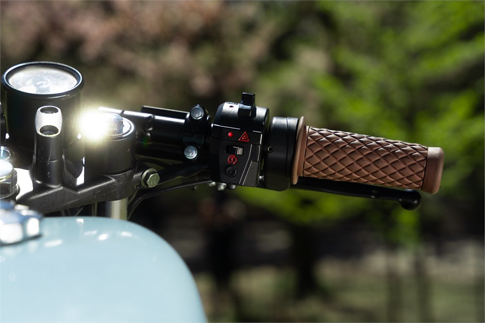 Beachman Aviator handlebar, headlight, and control detail