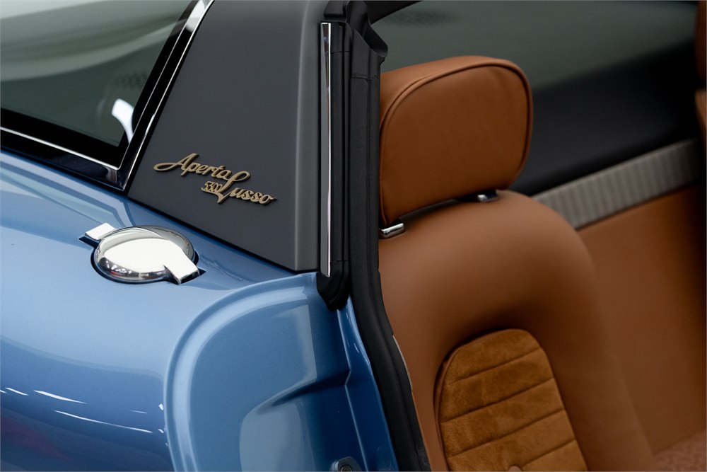 Bizzarrini 5300 Aperta Lusso interior and removable roof arch detail