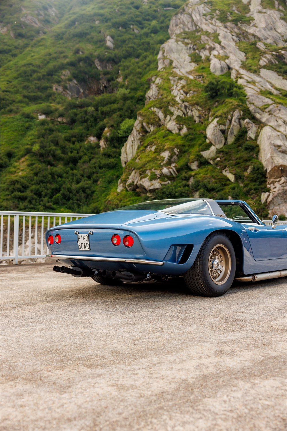 Bizzarrini 5300 Aperta Lusso parked on a mountain road