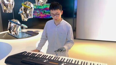 BrainCo bionic hand user playing piano with the prosthetic hand