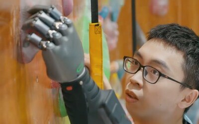 BrainCo bionic hand user rock climbing with the prosthetic hand
