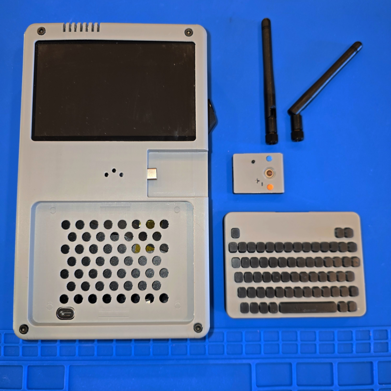 Mogozen CG Deck body with removable keyboard module and antenna pieces