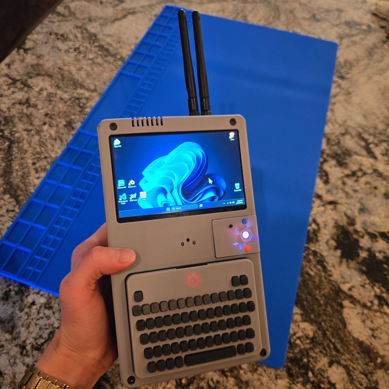 Mogozen CG Deck with detachable gamepad-style controls