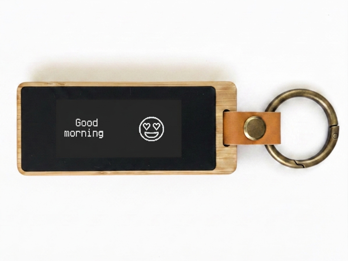 Packshot of the bamboo KEEP connected e-ink keychain