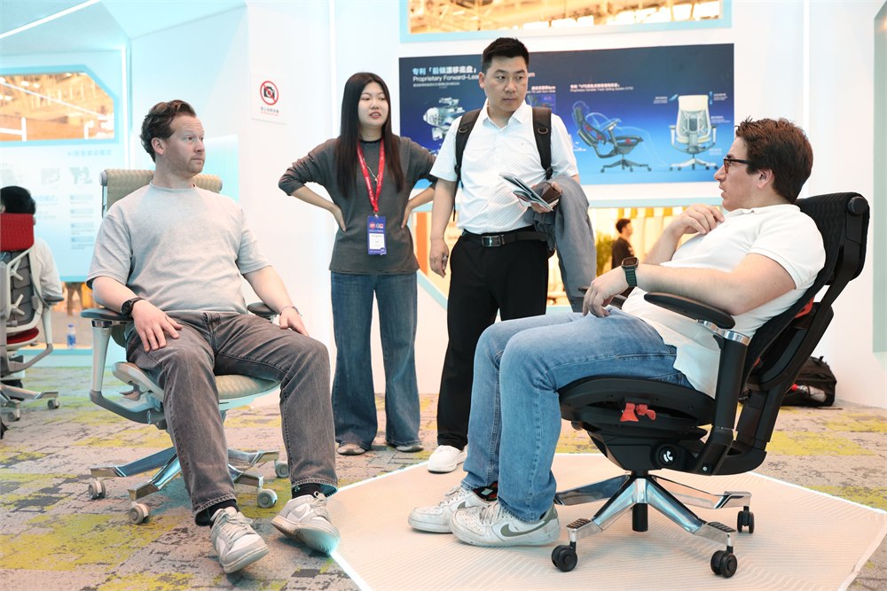 People testing Lavenne R9 chairs during an in-person demo