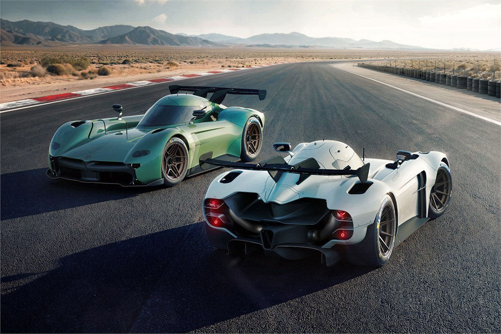 McMurtry Spéirling PURE electric fan cars on a racetrack