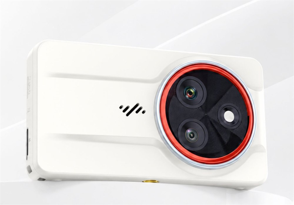 Close view of the PocketTrio camera body with its circular triple-lens module