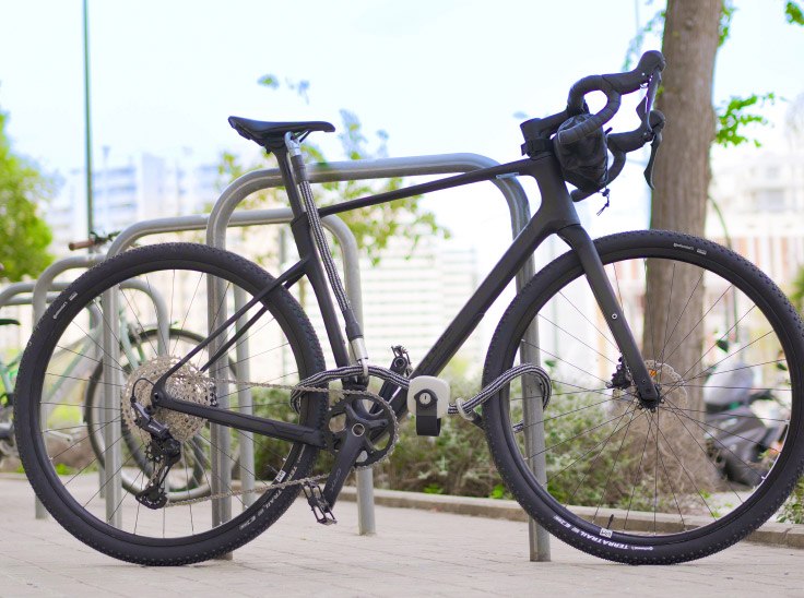 Cordalock securing a bicycle frame and wheel to a rack