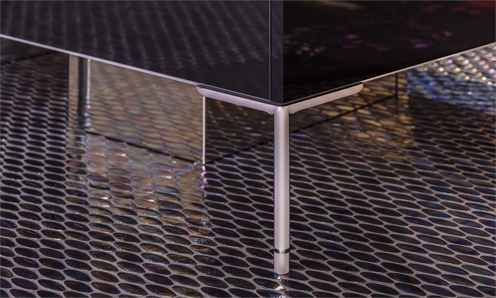 CORE Air Flow chrome leg detail under the kitchen body