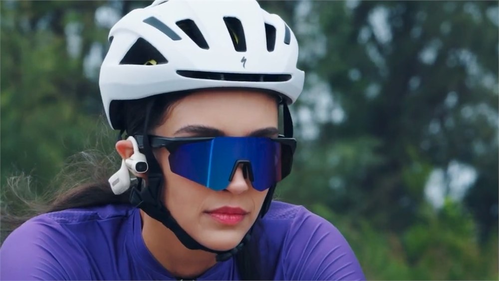 VibeLens MusicCam Pro headset shown in an outdoor action setting