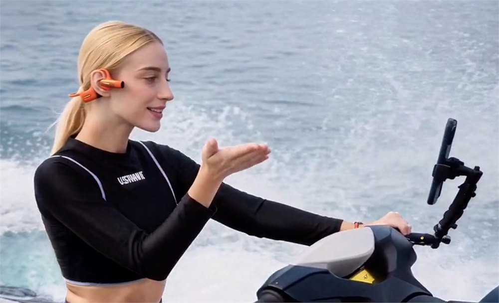 VibeLens MusicCam Pro headset shown as a compact wearable camera