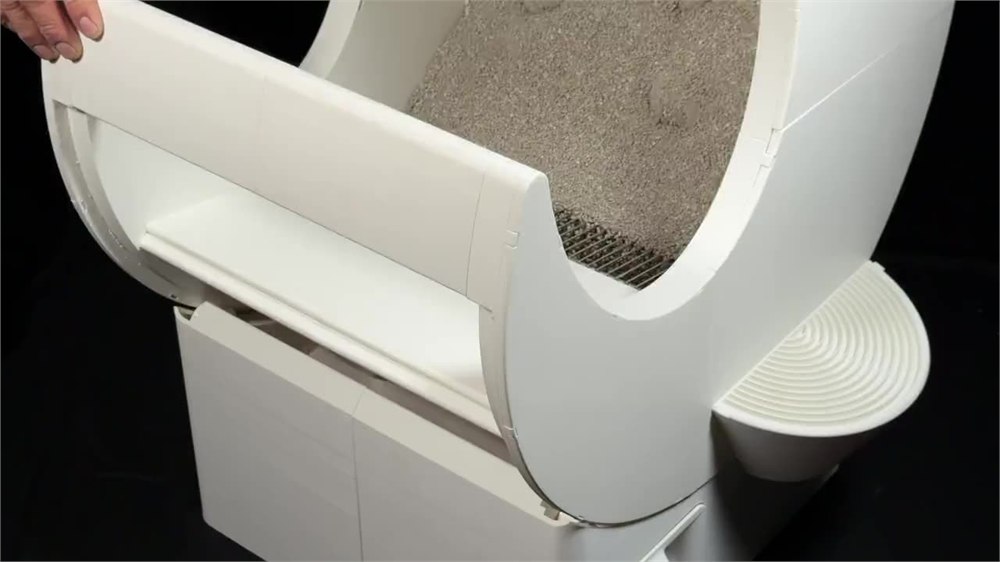 MoonBox crescent-shaped chamber filled with clumping litter