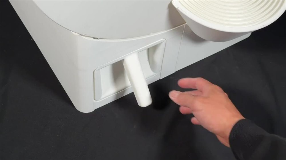 MoonBox front handle and waste drawer area for separated clumps