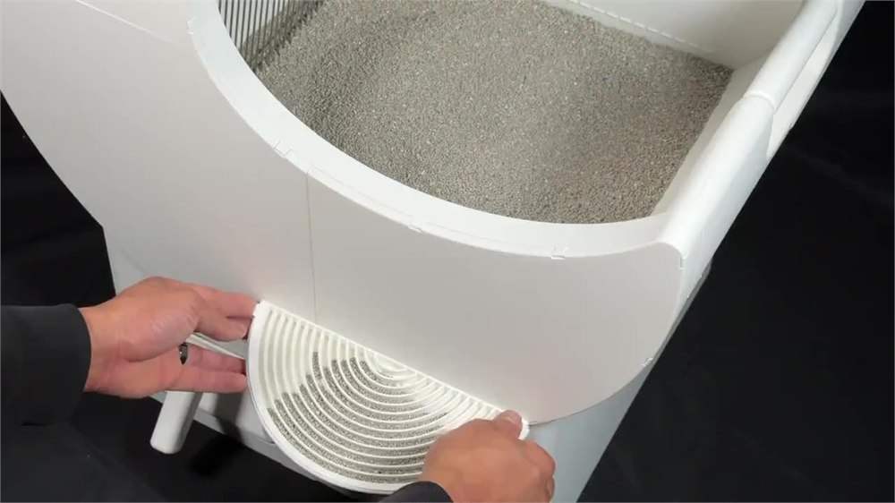 MoonBox side step and litter chamber with the rounded manual cleaning barrel