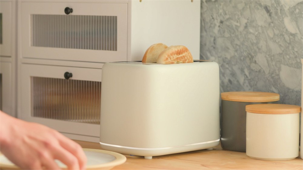 CHEFFY T.O.A.S.T.R. toaster with bread in a home kitchen