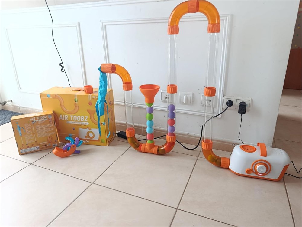 Air Toobz modular building toy components arranged for play
