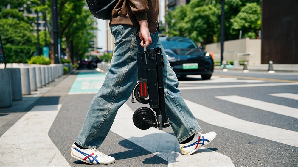 Blizwheel F0.5 folded for between-ride carrying