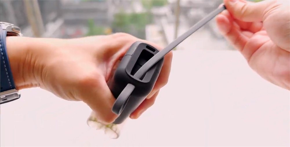 MOVESPEED ChillVolt built-in USB-C cable charging a phone