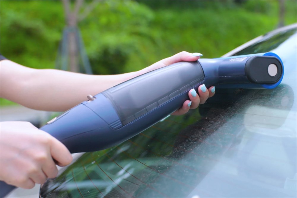 Close-up of the DIISEA C7 roller cleaning a car window