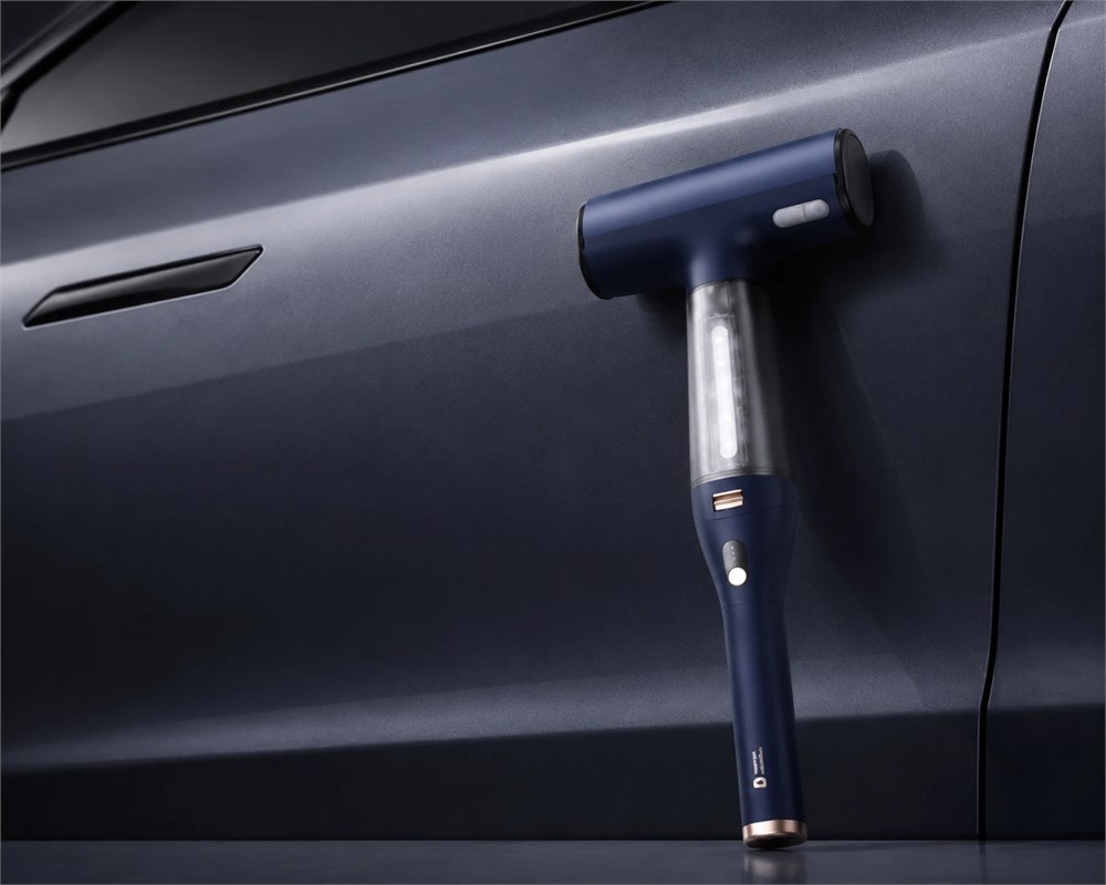 DIISEA C7 portable car washer on a car door