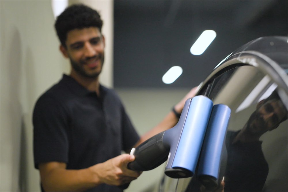 DIISEA C7 cordless washer cleaning a car window