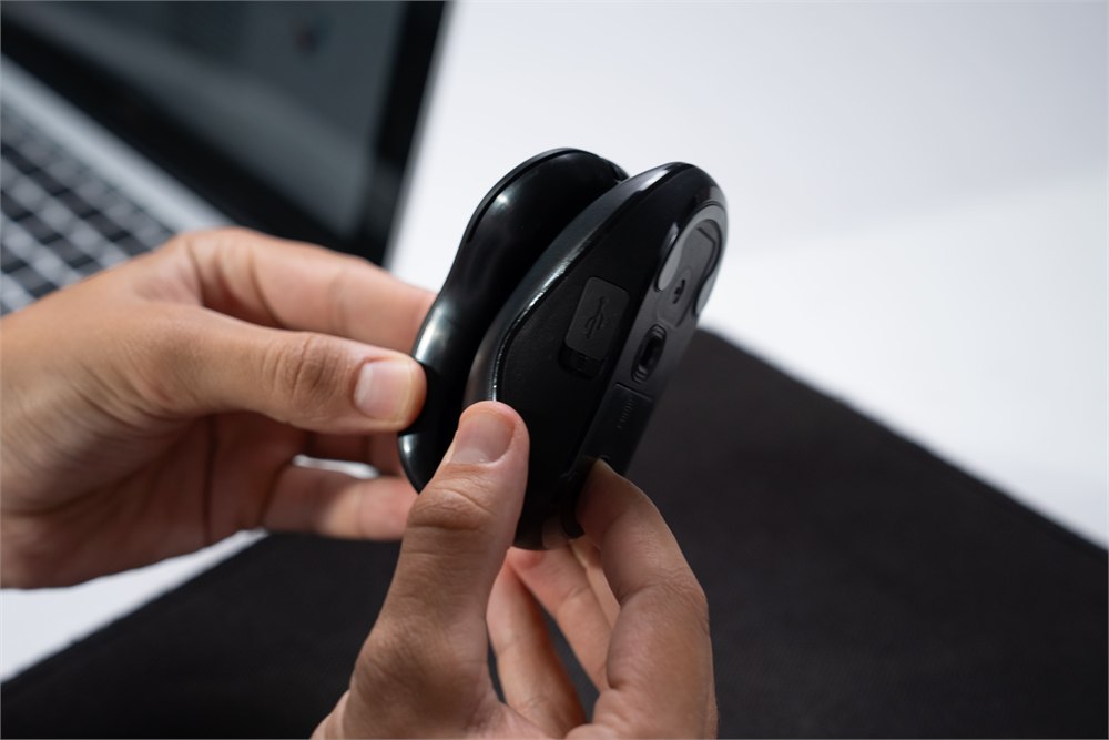 Close view of the DS21 modular mouse controls and detachable connection